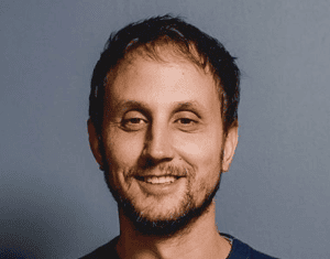 Infectólogo UDD descarta la necesidad de volver a vacunarse por (1)