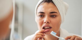 Por qué se retraen las encías y cómo evitarlo