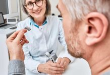 Presbiacusia: la pérdida auditiva asociada a la edad que puede tratarse y mejorar la calidad de vida Presbiacusia: la pérdida auditiva asociada a la edad que puede tratarse y mejorar la calidad de vida