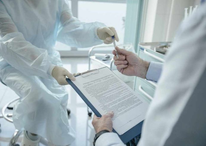 Alertan por explosivo aumento de médicos extranjeros entre los mayores emisores de licencias médicas