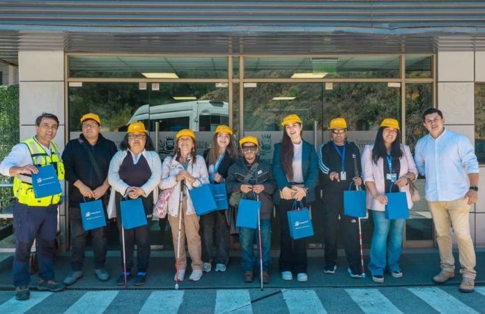 COALIVI y Camanchaca avanzan en inclusión con visita a planta Salmones adaptada para personas con discapacidad visual