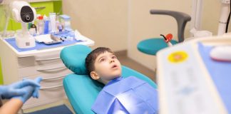 Los adultos y su rol en el miedo de los niños al dentista