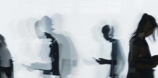 ¿Se puede resetear la adicción al smartphone? Neurólogo explica su impacto en nuestro cerebro