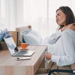 Teletrabajo y el boom del dolor: cómo cuidar cuello y espalda desde casa Teletrabajo y el boom del dolor