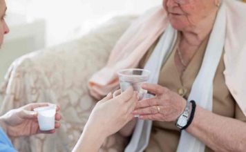 El lado menos visible del verano: los riesgos y desafíos del cuidado en personas mayores