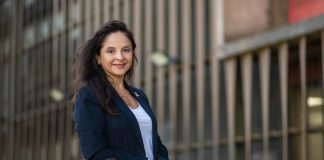 Vacunación y trabajo intersectorial siguen siendo claves en comunidades afectadas. Mg. Priscilla Inostroza Salazar Docente de Enfermería Universidad Andrés Bello Los incendios forestales que han impactado a la Región del Biobío no sólo han provocado pérdidas humanas y materiales, sino que han generado un escenario sanitario complejo que requiere respuestas oportunas y coordinadas. La destrucción de viviendas, el desplazamiento de familias y las dificultades de acceso a servicios básicos aumentan el riesgo de enfermedades prevenibles, situando a la vacunación como una estrategia fundamental de protección de la salud pública. En contextos de emergencia, destacan de manera prioritaria los riesgos de Hepatitis A y Tétanos. La falta de acceso a agua potable y saneamiento, junto con condiciones de hacinamiento, favorece la transmisión de Hepatitis A y otras infecciones gastrointestinales, mientras que la exposición a ambientes contaminados durante la remoción de escombros y los procesos de reconstrucción incrementa el riesgo de Tétanos, debido a heridas y cortes con materiales contaminados. Estas condiciones también facilitan la aparición de otras enfermedades infectocontagiosas, como infecciones respiratorias y afecciones de la piel, reforzando la necesidad de medidas preventivas oportunas. La vacunación permite reducir de manera efectiva estos riesgos, especialmente en poblaciones vulnerables como niños, personas mayores, embarazadas y personas con enfermedades crónicas. Mantener actualizado el esquema antitetánico, reforzar la vacunación contra hepatitis A y asegurar la continuidad del Programa Nacional de Inmunizaciones son medidas claves para prevenir brotes y complicaciones de salud en las comunidades afectadas. Asimismo, la vacunación contribuye a disminuir la presión sobre los servicios de salud, que suelen verse sobrecargados tras eventos de esta magnitud. Sin embargo, las emergencias socioambientales suelen dificultar el acceso oportuno a las campañas de vacunación. La pérdida de centros de atención, la distancia a los servicios de salud y las prioridades inmediatas de las familias, como la reconstrucción y la búsqueda de trabajo, pueden generar brechas de cobertura. Frente a este escenario, el trabajo intersectorial se vuelve indispensable para garantizar una respuesta sanitaria oportuna, efectiva y equitativa. La coordinación entre el sector salud, los gobiernos locales y las universidades representa una oportunidad estratégica para ampliar la cobertura de vacunación. En particular, la participación de carreras del área de la salud, como Enfermería, permite desplegar operativos de vacunación en terreno, fortalecer la educación sanitaria y apoyar la vigilancia epidemiológica en comunidades afectadas. Estudiantes y docentes, bajo supervisión profesional, pueden contribuir activamente a acercar las prestaciones de salud a los territorios, reforzando la capacidad de respuesta del sistema. En síntesis, frente a los desafíos sanitarios que dejan los incendios forestales en la Región del Biobío, la vacunación y el trabajo intersectorial coordinado emergen como pilares fundamentales para proteger la salud de las personas, reducir desigualdades y avanzar hacia una recuperación más segura y resiliente en las comunidades afectadas.